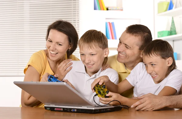 Familie met laptop — Stockfoto