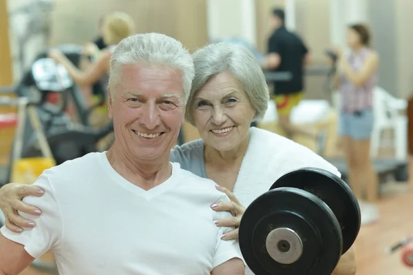 Pareja mayor en un gimnasio — Foto de Stock