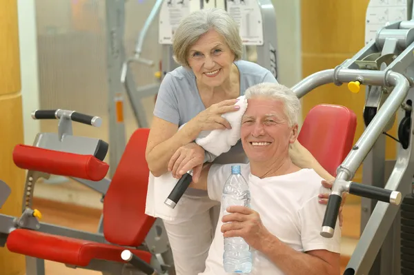 Pareja mayor en un gimnasio — Foto de Stock