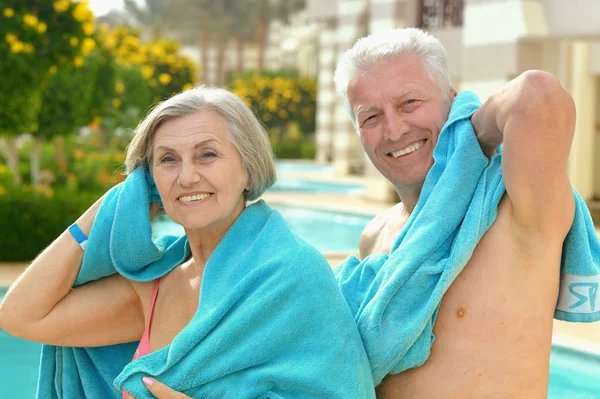 Divertida pareja de ancianos en la piscina — Foto de Stock