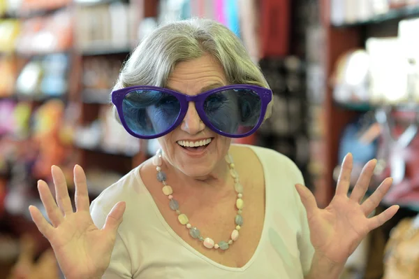 Starší žena v obrovské brýle — Stock fotografie