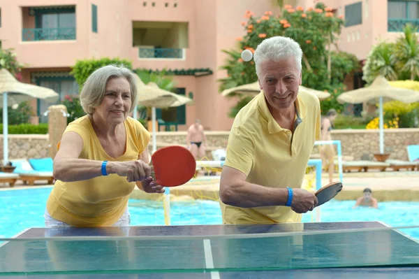 Casal de idosos jogando ping pong — Fotografia de Stock