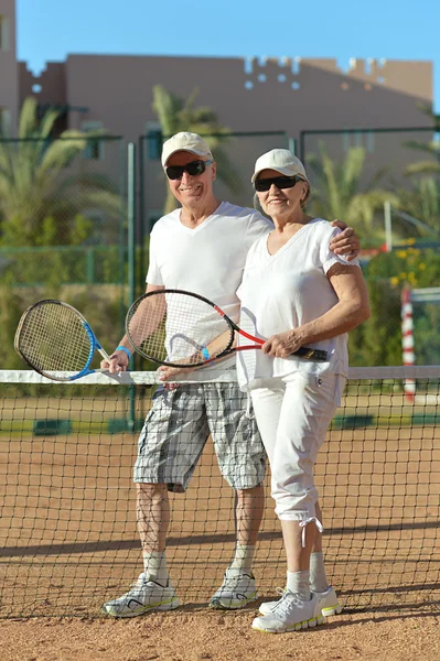 Couple senior jouant au tennis — Photo