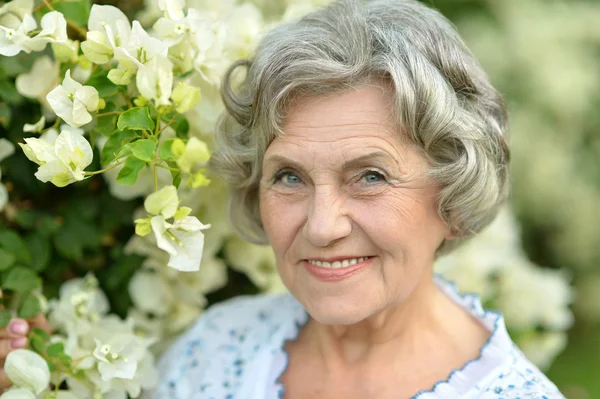 Mutlu yaşlı kadın — Stok fotoğraf