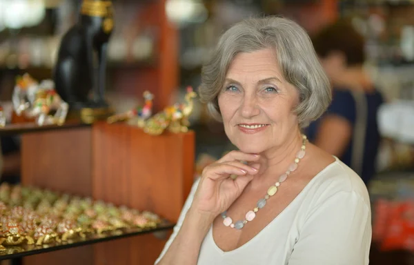 Senior woman in jewelry store — Stock Photo, Image