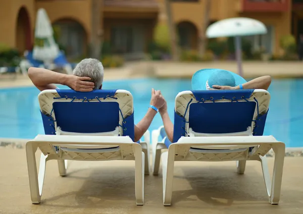 Couple âgé à la piscine — Photo