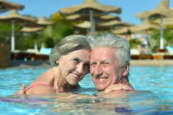 Seniorenpaar in einem Pool — Stockfoto