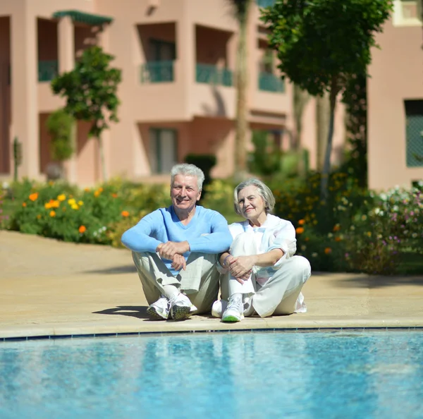 Bella vecchia coppia in piscina — Foto Stock