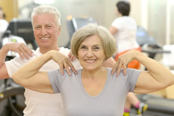 Elderly couple in a gym — Stock Photo, Image