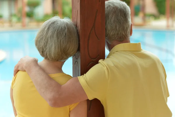 Para starszych w basenie — Zdjęcie stockowe