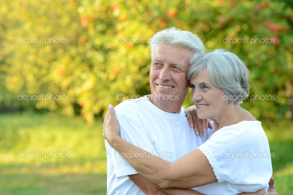 pareja de ancianos en el parque