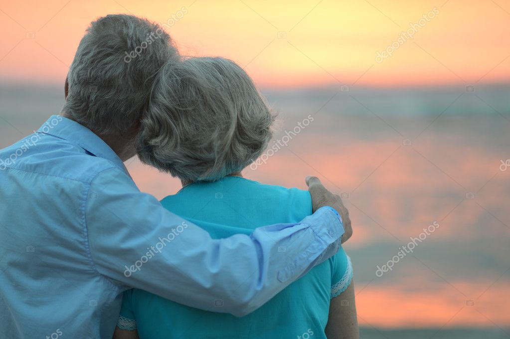 https://st.depositphotos.com/1080148/4239/i/950/depositphotos_42391893-stock-photo-elderly-couple-at-sunset.jpg