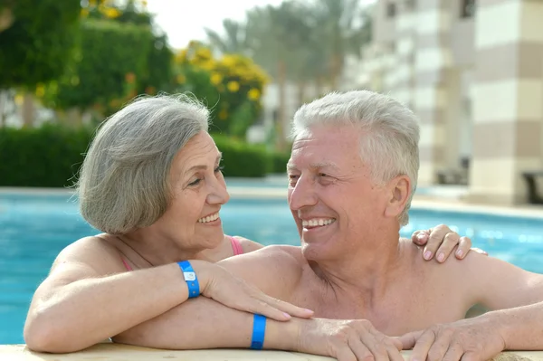 Casal de idosos na piscina — Fotografia de Stock