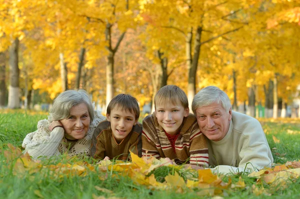 Vriendelijke familie in park — Stockfoto