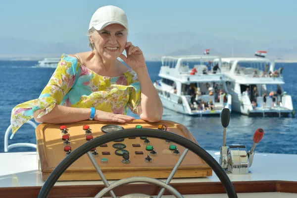 Senior mulher ter passeio de barco — Fotografia de Stock