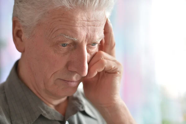 Nahaufnahme Porträt eines älteren Mannes, der über etwas nachdenkt — Stockfoto