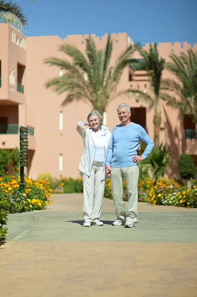 Pareja mayor en hotel resort — Foto de Stock