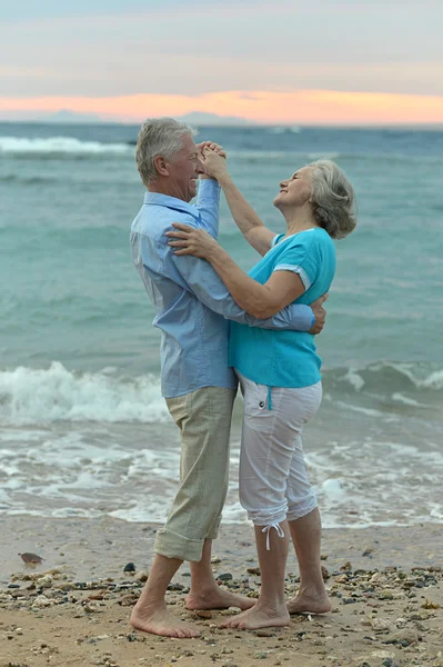 Couple aîné sur la plage — Photo