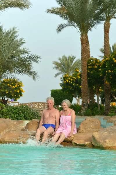 Couple senior à la piscine — Photo