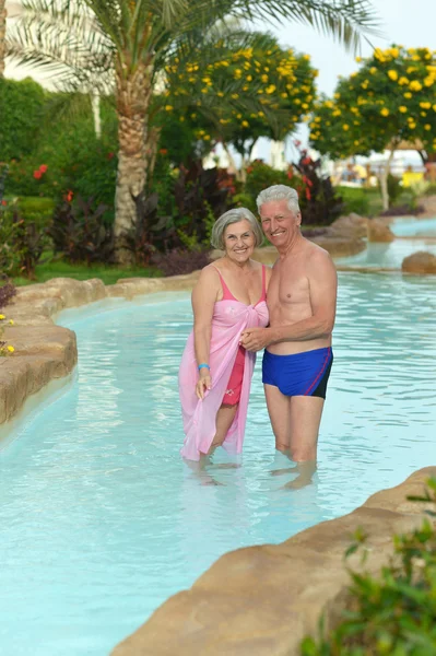 Pareja de ancianos en la piscina — Foto de Stock