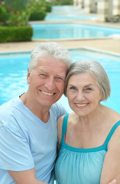 Schönes altes Paar am Pool — Stockfoto