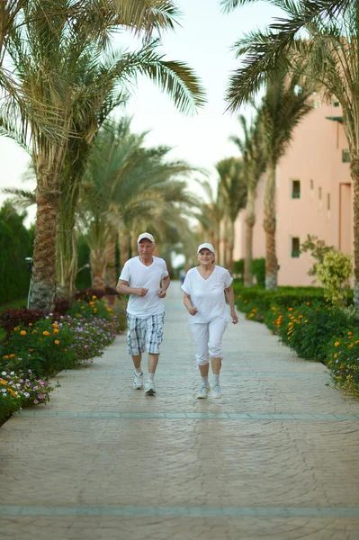 Seniorenpaar im Hotelresort — Stockfoto