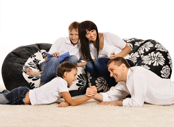 Família passa tempo em casa — Fotografia de Stock