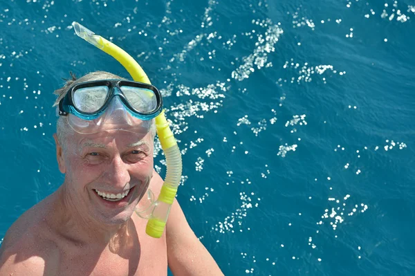 Senior man op zee met snorkelen masker — Stockfoto