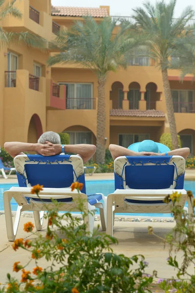 Casal de idosos na piscina — Fotografia de Stock