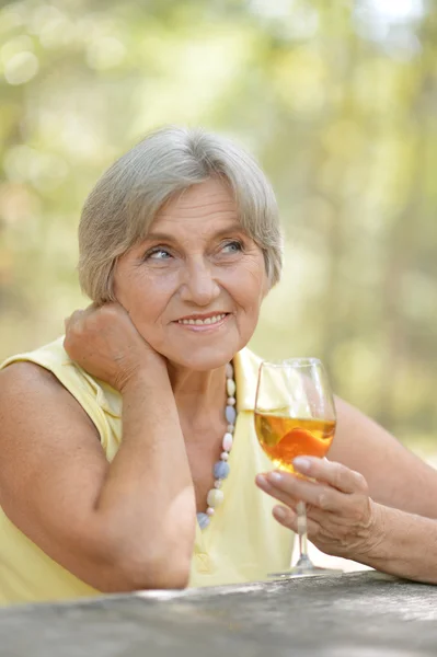 Alte Frau trinkt Wein — Stockfoto