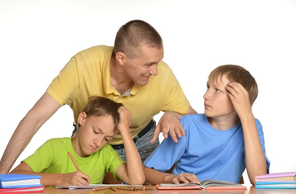 Les enfants font leurs devoirs avec leur père — Photo