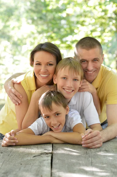 Porträtt av lycklig familj — Stockfoto