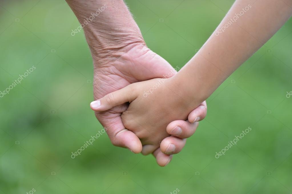 Manos juntas de enamorados