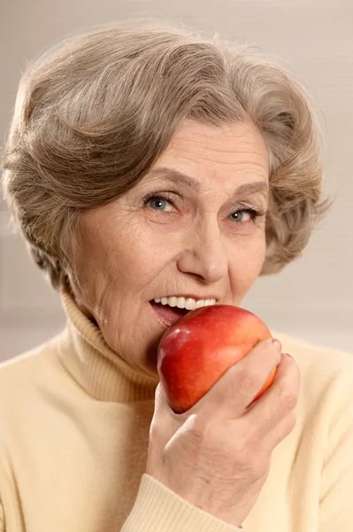 Starsza kobieta z dojrzałe jabłko — Zdjęcie stockowe