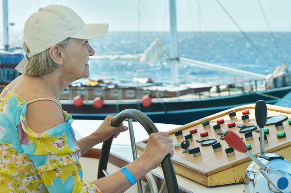 Ανώτερος γυναίκα έχοντας βόλτα με τη βάρκα — Φωτογραφία Αρχείου
