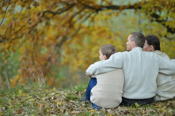 Dreiköpfige Familie über die Natur — Stockfoto