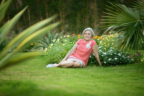 Senior kvinne på feriestedet – stockfoto