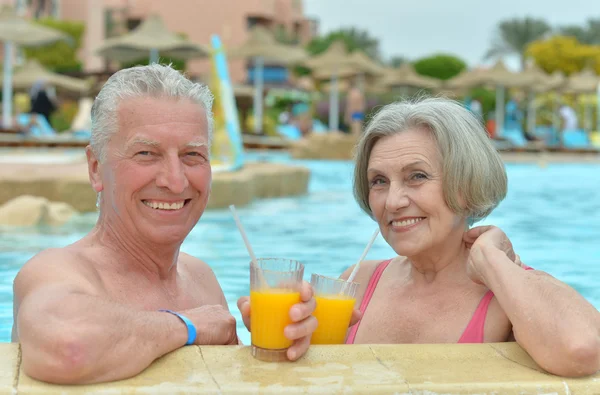 Seniorenpaar in einem Pool — Stockfoto