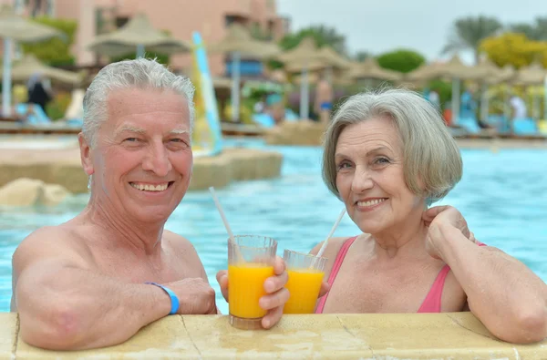 Couple sénior dans une piscine — Photo