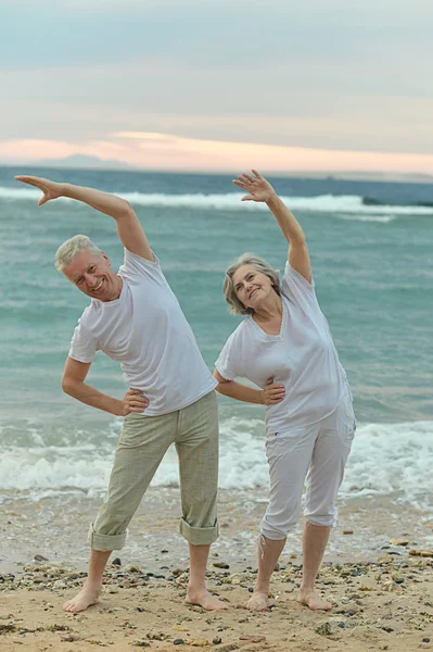 Senior par på stranden — Stockfoto