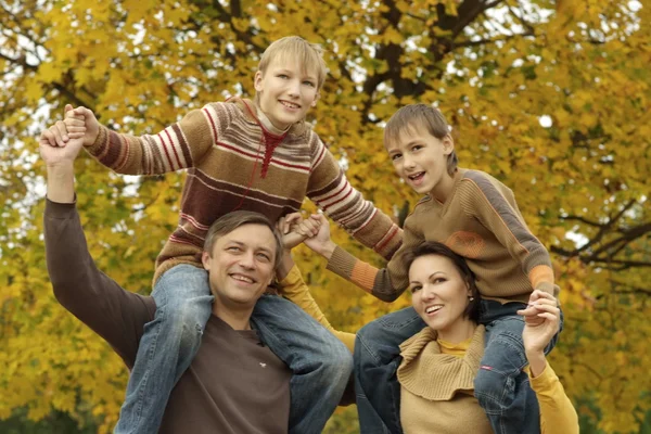 Portrett av lykkelig familieavslappende – stockfoto