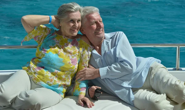 Старша пара їздить на човні — стокове фото