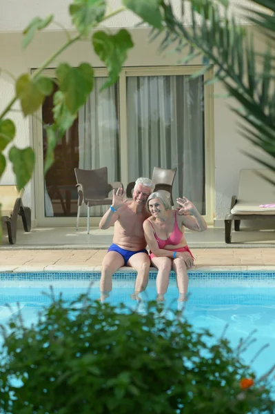 Senior couple at pool — Stock Photo, Image