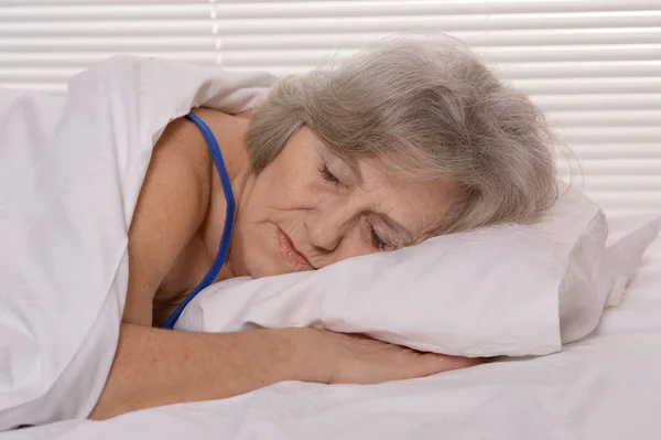 Attraente donna anziana che riposa in camera da letto — Foto Stock