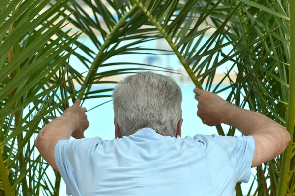 Hombre mayor en el centro turístico tropical —  Fotos de Stock