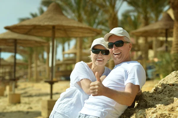 Couple sénior en mer en lunettes de soleil — Photo