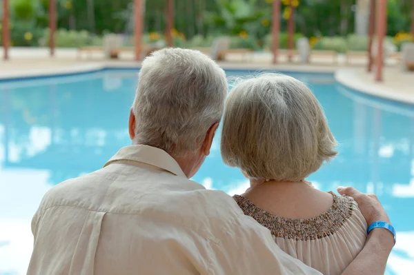 Casal de idosos na piscina — Fotografia de Stock