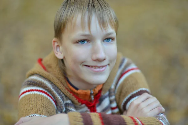 Glücklicher Junge entspannt sich im Herbst — Stockfoto