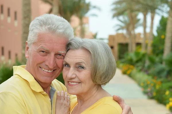 Pareja mayor en el resort — Foto de Stock