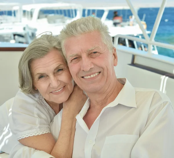 Pareja mayor teniendo paseo en barco — Foto de Stock